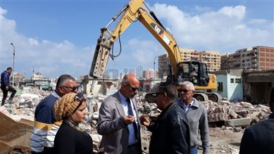 إزالة المنطقة العشوائية المحيطة بسوق السمك الجديد في بورسعيد (صور)