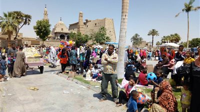 الكورنيش وساحة أبو الحجاج بالأقصر تكتظ بالأهالي في شم النسيم (فيديو)