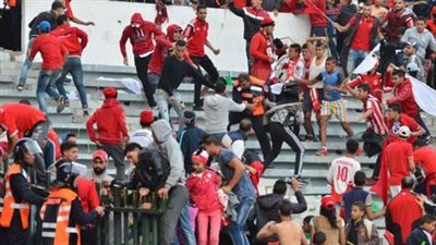 جماهير الوداد تلقي بزجاجات المياه على مدرب فريقها