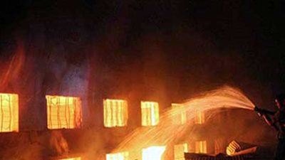 إصابة ضابط وعامل في حريق مصنع بويات بـ«العاشر»