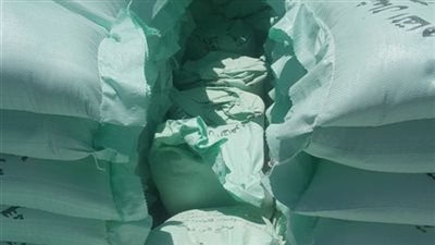 ضبط مسئول مخزن تصرف في 100 كيلو دقيق بـ