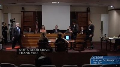 بالفيديو.. شاب حاول تقليد إعلان بيبسي المثير للجدل مع عمدة فانقلب ضده