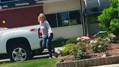 ردة فعل امرأة اكتشفت خيانة زوجها مع عاملة في محل بيتزا (فيديو)