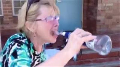 بالفيديو.. جدة تتعرض لموقف محرج أمام عائلتها