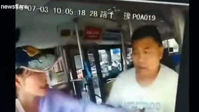 لحظة اعتداء امرأة على سائق حافلة (فيديو)