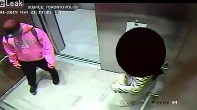 لقطات صادمة لاعتداء لص على امرأة داخل مصعد وسرقتها (فيديو)