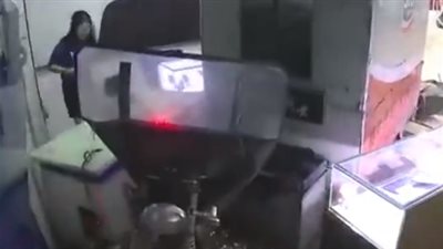 طفل يقتحم متجرا بـ