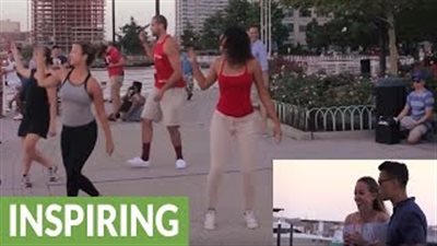 بالفيديو.. شاب يشارك في رقصة لطلب يد حبيبته