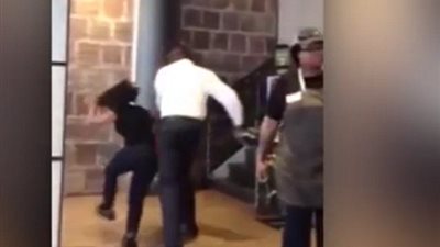 بالفيديو والصور.. شجار عنيف بين مدير مطعم وموظفة لديه في نيويورك