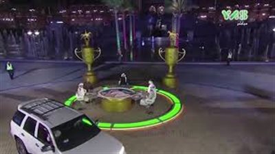 لحظة اقتحام امرأة بسيارتها ستوديو قناة إماراتية على الهواء (فيديو)