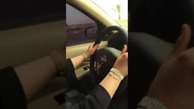 بالفيديو.. امرأة سعودية تقود سيارة وترقص على طريق سريع