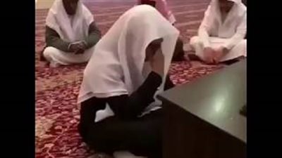 رد فعل مؤثر لشاب حفظ القرآن بالكامل (فيديو)