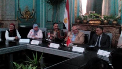 رئيس جامعة عين شمس يستقبل الطلاب الصينيين (صور)