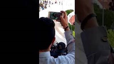 لحظة هروب فتاة من الشرطة بعد اقتحام ملعب في السعودية (فيديو)