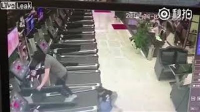 لقطات مروعة لطفل كاد يفقد ذراعه بسبب «تريد ميل» (فيديو)