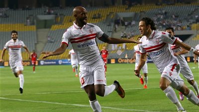 «مرتضى منصور» يهنئ لاعبي الزمالك في غرفة خلع الملابس