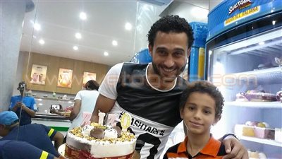 عبد العزيز موسى لاعب المصري يحتفل بعيد ميلاده وسط أصدقائه