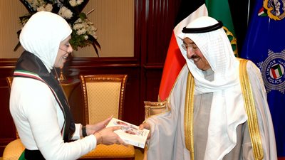 أمير الكويت يستقبل «محاربة السرطان» شيماء العيدي لـ80 دقيقة (صور)