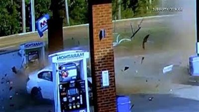 بسبب الرسائل النصية.. امرأة تتعرض لحادث مروع داخل محطة وقود (فيديو)