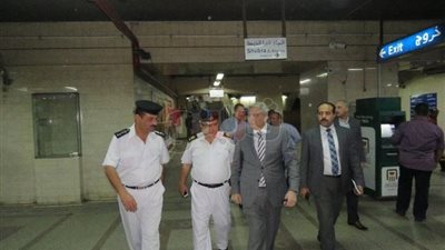 مدير شرطة النقل يتفقد الخدمات الأمنية بمترو السادات ومحطة القاهرة