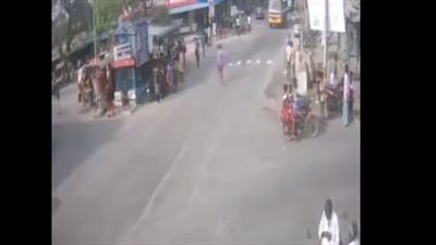 لقطات مروعة لشاحنة تصدم امرأة بحافلة (فيديو)