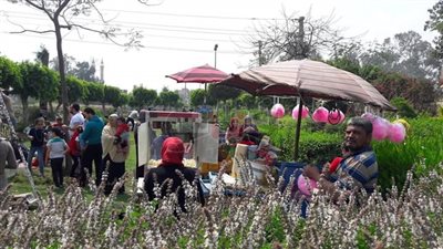 إقبال على حديقة بسيون العامة للاحتفال بـ«شم النسيم» (صور)