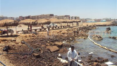 بالصور.. محافظ البحر الأحمر يتابع أعمال النظافة