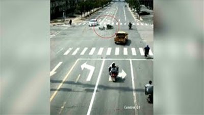 حمولة زائدة تتسبب في انقلاب «تروسيكل» على الطريق (فيديو)