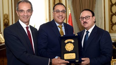 مدبولي يهدي وزير الاتصالات السابق درع تكريم بحضور عمرو طلعت