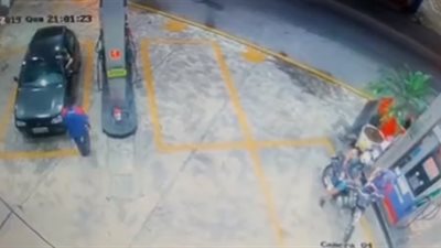 لحظة اعتداء سائق دليفري على امرأة بالضرب داخل محطة وقود (فيديو)