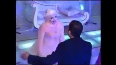 بالفيديو.. وصلة رقص لشاب وعروسه على أنغام «عمو حمادة عنده بطة»