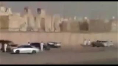 بالفيديو.. فتاة «تفحط» على كورنيش القطيف تتسبب في كارثة