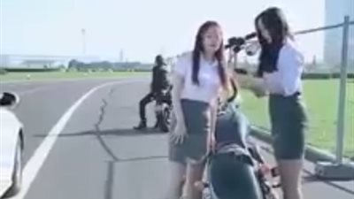 فتاة تلقن سائقا رمى زجاجة فارغة درسا لن ينساه (فيديو)