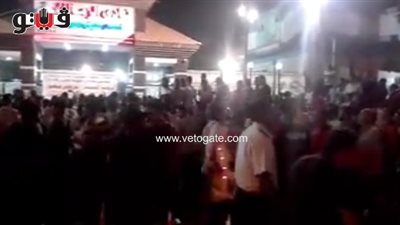 بالفيديو.. رجال الأمن يسيرون حركة المرور بعد تزاحم جماهير الزمالك أمام مقر النادي