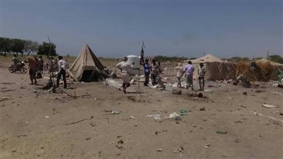 قتلى وجرحى في قصف حوثي على مخيم للنازحين بالخوخة جنوب الحديدة (صور)