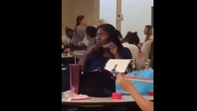 لحظة اعتداء طالبة على أخرى داخل كافتيريا الجامعة (فيديو)