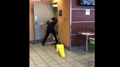 مشاجرة عنيفة بين زبونة وعاملة داخل ماكدونالدز (فيديو)