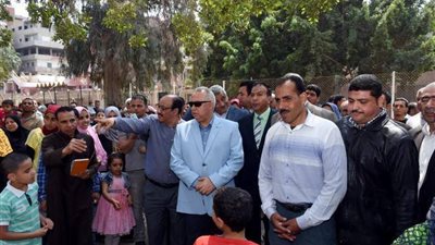 محافظ الشرقية يبدي إعجابه بالغزال المصري والبجعة (صور)