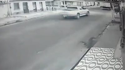 حادث تصادم مروع بين سيارة ودراجتين ناريتين (فيديو)