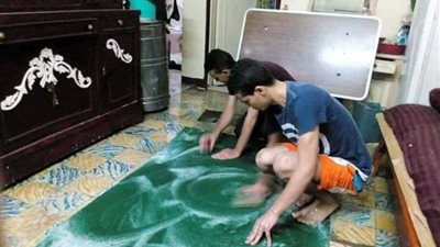 بالصور.. شابان يشعلان فيس بوك بغسيل السجاد قبل العيد