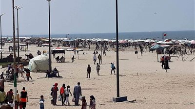التوافد على شواطئ وحدائق بورسعيد للاحتفال بشم النسيم (صور)