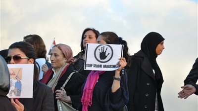 وقفة بالملابس السوداء لناشطات بالإسكندرية فى يوم عيد الحب