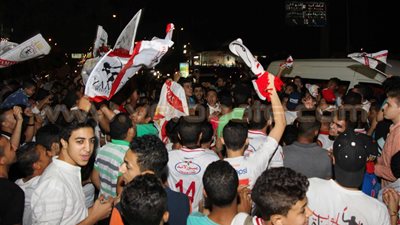 بالصور.. جماهير الزمالك تغادر «ميت عقبة» بعد الاحتفال بـ«رباعية الوداد»