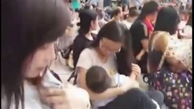 بالفيديو.. مظاهرة «الرضاعة الطبيعية» في محطة مترو بالصين