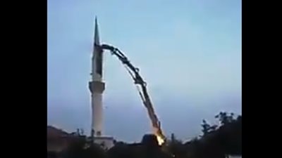 حزب أردوغان يهدم مسجدا تاريخيا والشرطة تفض المحتجين بالغاز (فيديو)