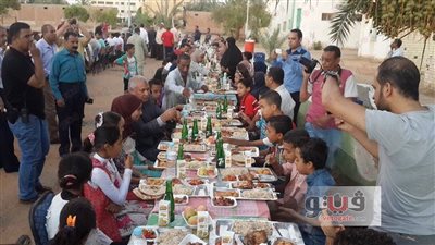 محافظ الوادي الجديد يكرم عمال النظافة والأيتام بمركز الداخلة