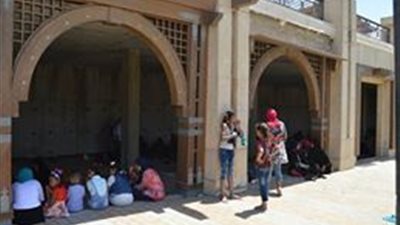 أسر الأقصر يستغلون محال الممشى السياحي الفارغة لأكل الفسيخ (صور)