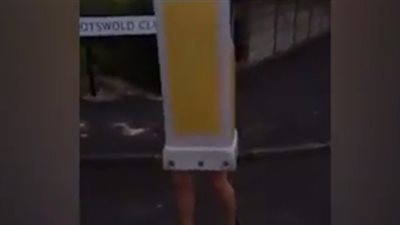 بالفيديو.. فتاة تتعرض لموقف محرج أمام أصدقائها