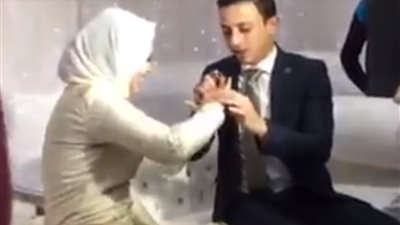 مزاح شاب وعروسه في حفل خطوبتهما يبهران نشطاء فيس بوك (فيديو)