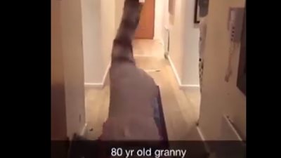 امرأة عجوز تشعل فيس بوك برشاقتها ومهاراتها في القفز (فيديو)